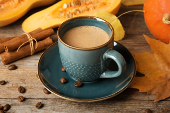 Pumpkin spice latte-koffeinmentes caffe latte