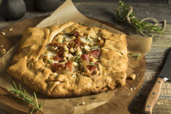 Dióval megszórt prosciutto-körte galette