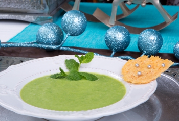 Mentás zöldborsókrém leves parmezán chipssel