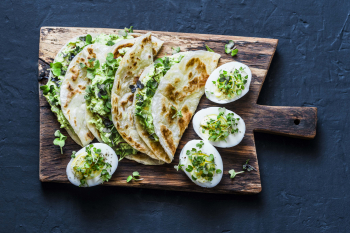 Újhagymás-guacamolés quesadilla főtt tojással