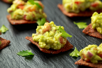 Guacamole tortilla kosárkában