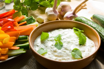 Tzatziki mártás friss zöldségekkel